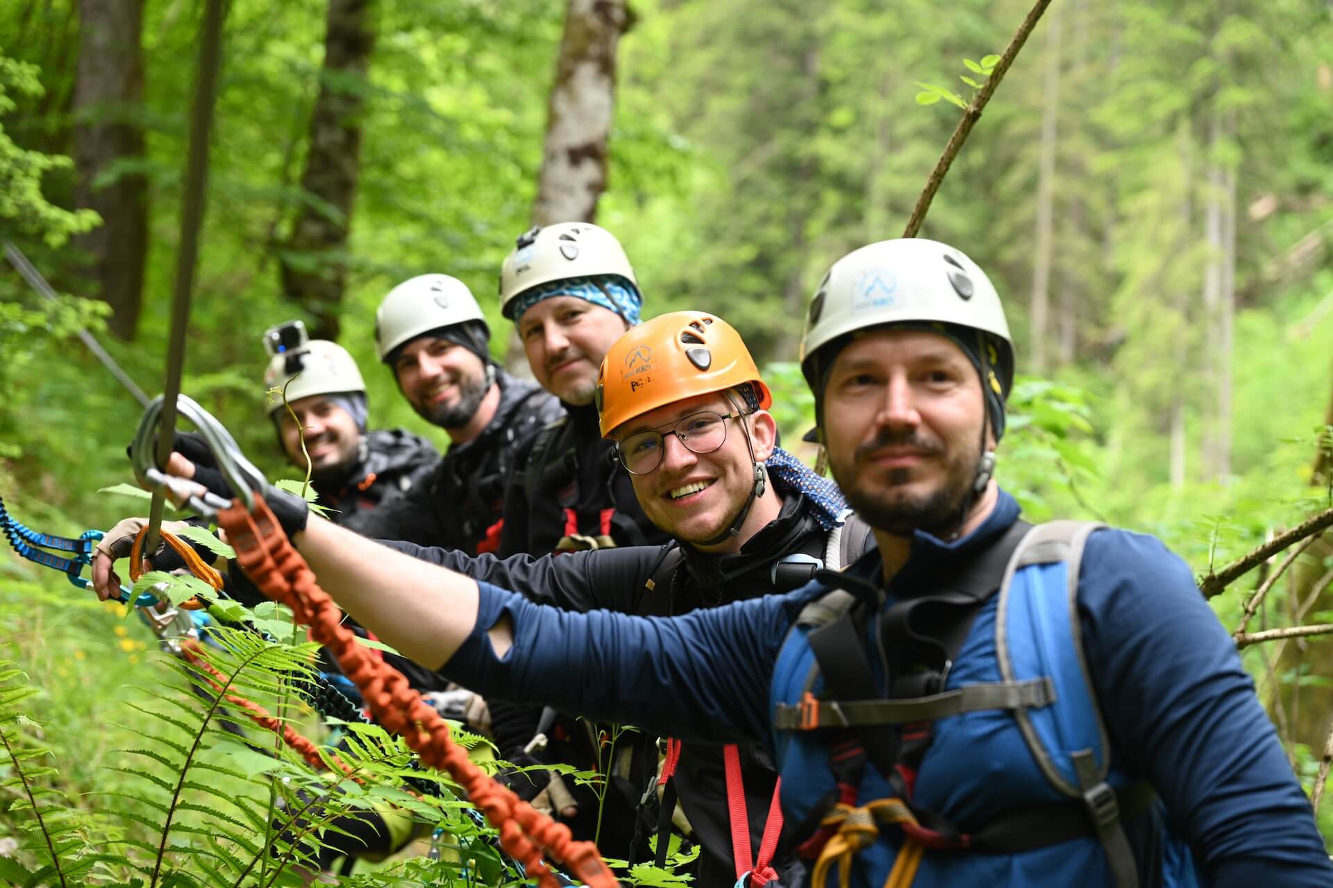 Skupinové foto členů Leaders Clubu na via ferratě v Salzkammergutu